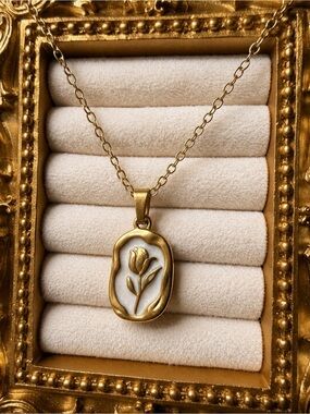 Gold Tulip Pendant Necklace - Elegant Statement Jewelry Y2K